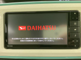 画面と周辺ボタンがまとまっており、ナビや音楽などの車内機能を確認しやすい配置です。目的に応じたメニュー選択もしやすく、日々の移動をサポートします。