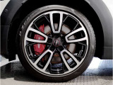 MINIのアロイ・ホイールは、MINIらしさの象徴である、ゴーカート・フィーリングを向上させるために技術の粋を集めて開発されています。