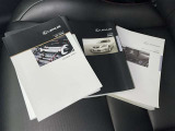 メンテナンスノート、取扱説明書です。 その車の整備記録が事細やかに記録されています。 車が生まれてから今までどのような道を歩んできたのか判るとても重要な物ですよ。