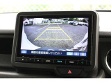 リアカメラを装備しております。安心と安全のために駐車時などの後方死角を減らします。また切り替えボタンを操作するとで、ノーマルビュー・ワイドビュー・トップダウンビューの切り替えが可能です。