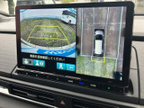 後方の映像に加えて車両周囲を上から見た表示も確認でき、駐車時の周辺確認を助けます。画面上のガイド表示を目安にしながら、後退や駐車の際に周囲の状況を把握しやすい便利な装備です。安全確認をサポートします。
