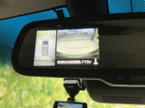 後方の映像と車両周囲の表示を確認でき、駐車時の後退をサポートします。画面上の目安も見ながら周囲を確かめられ、駐車の際に心強い装備です。