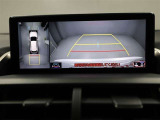 パノラミックビューモニターを装備。駐車場や交差点でクルマを真上から見るように周囲を確認できます。機能の詳細は販売店スタッフまでおたずねください。