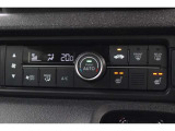 フルオートエアコンを装備しております。車内の温度設定だけでなくPM2.5にも対応した高性能集塵フィルターも装備しており車内はいつも快適空間です。