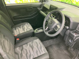 運転席まわりは前方を見渡しやすく、座った際も周囲の状況を確認しやすい印象です。シートには柄があしらわれ、車内は落ち着いた色調ですっきりまとまっています。