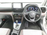 運転席からの視界はこんな感じです☆お気軽にご来店いただき、実際に座って是非お確かめください。ドライバーに寄り添う快適な操作フィールをもたらすステアリングです。