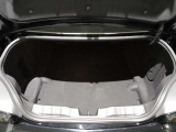 トランク内部は凹凸が少なく四角い形状をしているため、高さのある荷物や大きめのスーツケースもすっきり収納可能です。後部座席を倒すと少し長いものまで積み込むことができます。