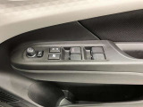 【運転席ドアスイッチ回り】パワーウィンドー[ロック機構]・電動格納式リモコンドアミラースイッチがまとまっているので操作しやすいです。