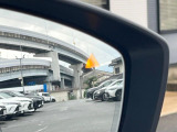 【ブラインドスポットモニタリング】走行中、ドアミラーの死角になりやすい箇所に後続車が接近するとサイドミラー付近に警告を表示、ドライバーに注意喚起をしてくれます。
