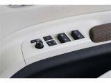 【パワーウインドゥマスタースイッチ】運転席より助手席やリヤドアガラスの開閉が出来るので便利ですね!運転席以外のウインドロック機能も付いています。