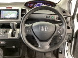 【ハンドル】運転にかかわる様々な操作を安全に行えるように視点移動が少なく操作性に配慮されたスイッチ類が凝縮されたコックピットです。