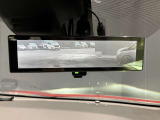 車両後方のカメラ映像をミラー面に投影します。社内の状況や天候に左右されずいつでもクリアな後方視界が得られます。