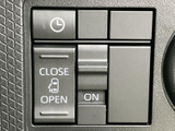 車内の便利な機能をまとめたスイッチが並び、ボタンの表示から用途を確認しやすいレイアウトです。よく使う装備を手元で操作でき、乗車時の設定や日常の使い勝手を支えます。