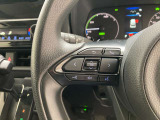 運転中、オーディオの操作をしてて、ハッとしたことはありませんか?ステアリングスイッチは、運転中でもハンドルでオーディオの操作が可能です。安全なドライブをサポートします。