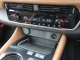 エアコン左右独立温度調整機能は、運転席と助手席それぞれにお好みの温度を設定することができます。エアコンパネルは視認性と操作性に配慮したデザインです。
