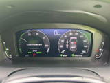 速度や各種車両情報をまとめて確認できるメーター表示です。走行前や運転中に必要な情報を見つけやすく、表示項目が整理されているため、日常の運転でも確認しやすい計器まわりです。