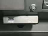 ドライブレコーダー本体ユニットはグローボックス上部にあります