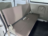 広い室内空間の後席シートは左右独立でロングスライドができて便利です。