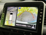 後方映像に加えて車両周辺の表示も確認でき、駐車時の周囲確認をサポートします。画面上のガイド線も目安にできるため、バックでの駐車や切り返しの際に便利です。