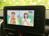 テレビ番組を画面で楽しめる装備です。停車時の待ち時間などに映像を視聴でき、車内で過ごす時間を快適に演出します。見やすい画面で番組内容を確認できます。