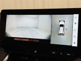 【パノラミックビューモニター】車を真上から見た状態をナビに映し出し、駐車時などをサポート☆クルマの斜め後ろなど、目が届きにくい箇所も確認できるため、いち早く障害物に気が付くことができます!