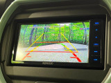 【バックカメラ】駐車時に後方がリアルタイム映像で確認できます。大型商業施設や立体駐車場での駐車時や、夜間のバック時に大活躍!運転スキルに関わらず、今や必須となった装備のひとつです!