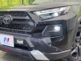 【LEDヘッドライト】悪天候や夜間走行時も良好な視界を確保し安心して運転できる高輝度LEDヘッドライトを装備!点灯速度が早く、消費電力も抑えられています。