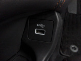 便利な充電用USBジャックも付いています。