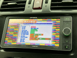 画面に映像を表示でき、停車中の休憩時間などにテレビや映像を楽しめます。画面上の項目も確認しやすく、車内で過ごす時間に便利な装備として活用いただけます。