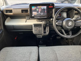 ディスプレイが運転席から見やすい位置にあり、周辺の操作部も手の届きやすい範囲にまとまっています。日常の移動中にも画面や各種操作を確認しやすい配置です。