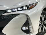 【LEDヘッドライト】悪天候や夜間走行時も良好な視界を確保し安心して運転できる高輝度LEDヘッドライトを装備!点灯速度が早く、消費電力も抑えられています。