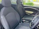ミニ クーパーSの運転席の状態です。操作しやすく機能的な室内です。