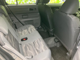 後席にはゆったり座れるベンチシートを備え、前席との間にも足元の空間が確保されています。窓から外の様子を確認しやすく、同乗者にも過ごしやすい車内です。