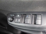 運転席からも操作可能な全席パワーウィンドウが装備されています。