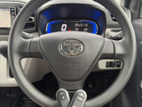 握りやすい形状で、運転中も自然な姿勢でハンドル操作ができます。手元にはボタン類も備わり、視線を大きく移さずに操作しやすい点も日常使いに便利です。