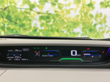 速度や航続可能距離、時刻などの情報をメーター内で確認できます。必要な表示を運転席から把握しやすく、日々の運転に役立つ構成です。車両情報をまとめて確認できるのも便利です。
