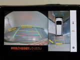パノラミックビューモニター付きです。車両を上から見たような映像をモニター画面に表示。運転席からの目視では見にくい、車両周辺の状況をリアルタイムでしっかり確認できます。