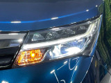 【LEDヘッドライト】悪天候や夜間走行時も良好な視界を確保し安心して運転できる高輝度LEDヘッドライトを装備!点灯速度が早く、消費電力も抑えられています。