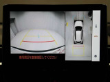 パノラミックビューモニターを装備。駐車場や交差点でクルマを真上から見るように周囲を確認できます。機能の詳細は販売店スタッフまでおたずねください。