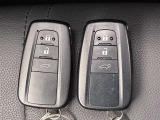 ドアの開閉時、両手が荷物で塞がっている時はキーレスでのカギの解除が大変ですよね。スマートキーはポケットやバッグに入れておけば、ノブに触れただけでロックの解除が可能です。とても便利な機能です。