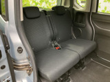 後席は左右に並ぶ座席とヘッドレストを備え、同乗者が落ち着いて過ごせる空間です。窓から光が入り、足元にもゆとりを感じられる室内で、家族での移動にも使いやすい印象です。