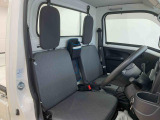 全ての車両に除菌・消臭システム「ワンダークリーン」を施工済みです。シートの表面はもちろん、後ろの席や足元も徹底的に除菌しております。