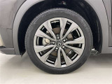 純正アルミホイールが車の雰囲気を引き立てますね!