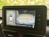 後方映像に加えて車両周辺の状況も画面で確認でき、駐車時の位置合わせをサポートします。目安線が表示されるため、周囲を見ながら操作しやすい装備です。