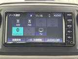 AM・FMに加えてBluetoothやテレビなど、複数の音源を画面から選択できます。使いたい項目が一覧で見やすく、日常の移動中も好みに合わせて切り替えられます。
