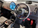 ミニ独特のゴーカートフィーリングと呼ばれる軽快なハンドリングはAT車、MT車のどちらでも楽しめます。