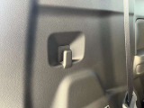 お荷物を掛けるフックが付いています。