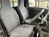 明るいグレーのシートが並び、座面と背もたれの形状から落ち着いて座れる印象です。窓から外の様子を確認しやすく、乗り降りの際も室内を見渡しやすい空間になっています。