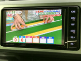 テレビ番組を画面で楽しめる装備です。停車中の待ち時間に映像を視聴でき、操作ボタンも画面の横にまとまっているため、必要な項目を確認しやすいのが便利です。