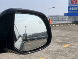 【ブラインドスポットアシスト】車線変更時に目視できない車を検知すると、検知した側のミラーに警告ライトが点灯。更にステアリングを制御し、アシストします。